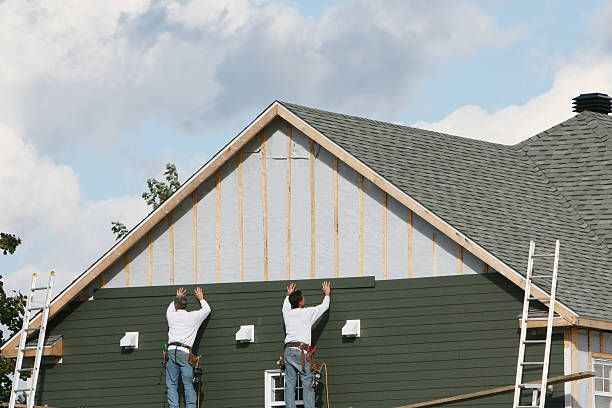 Professional Vinyl Siding technician working in Oakpark, VA